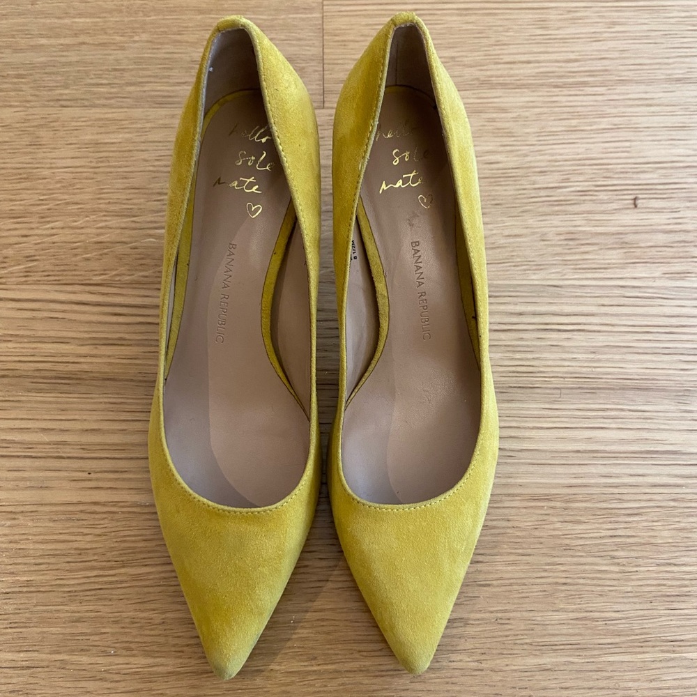 Yellow Banana Republic pumps